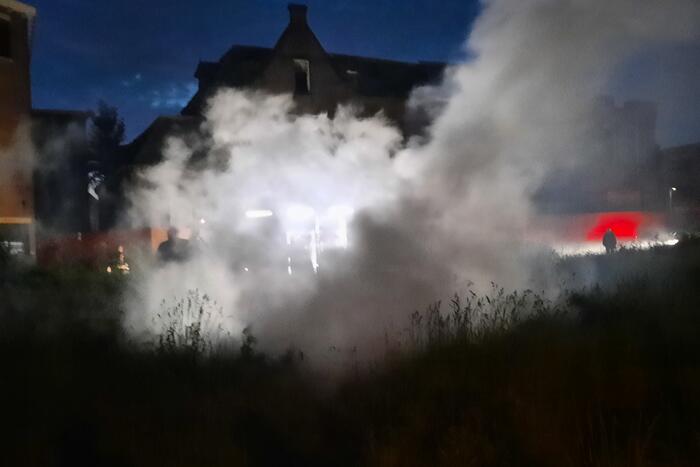 Brandweer blust brand in berm