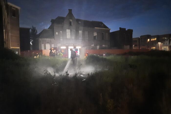 Brandweer blust brand in berm