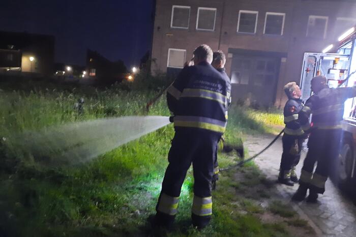 Brandweer blust brand in berm