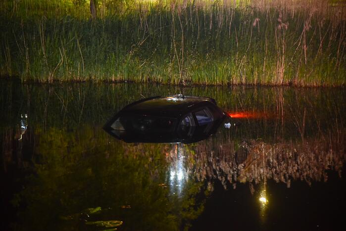 Personenauto belandt in water