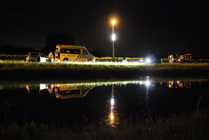 Personenauto belandt in water
