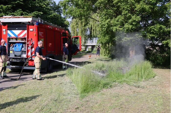 Klein stuk gras in brand