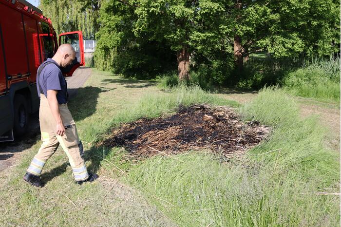 Klein stuk gras in brand