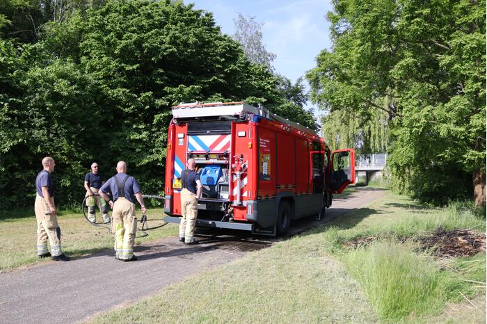 Klein stuk gras in brand