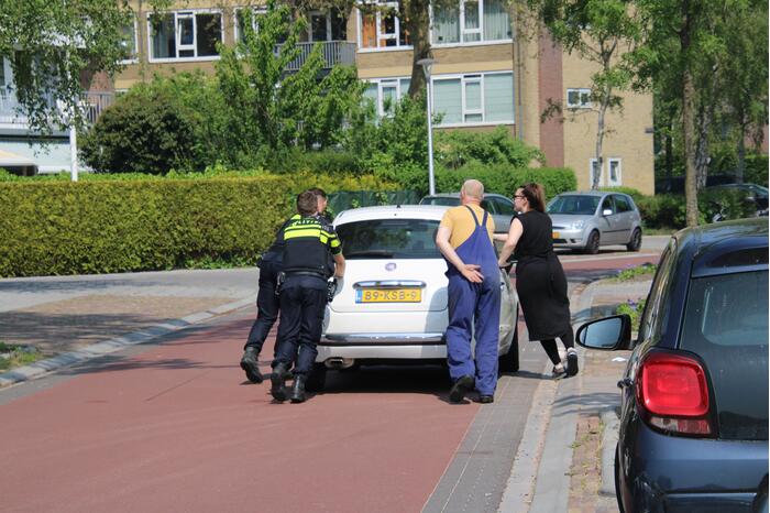 Auto botst op inparkerende auto