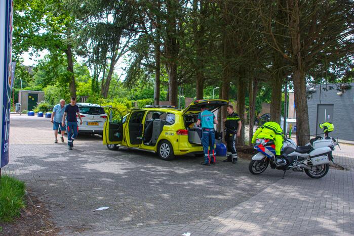 Ambulance en auto komen met elkaar in botsing
