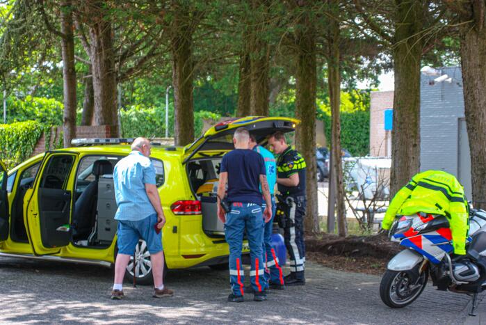 Ambulance en auto komen met elkaar in botsing