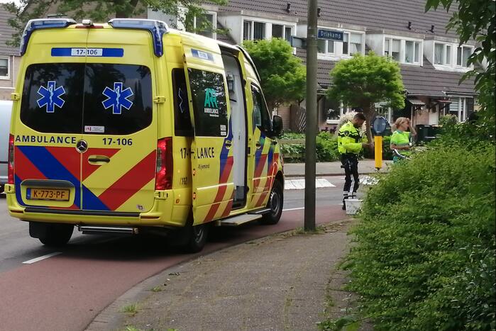 Moeder en kind vallen met fiets