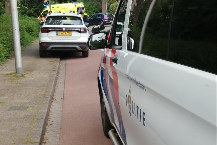 Moeder en kind vallen met fiets