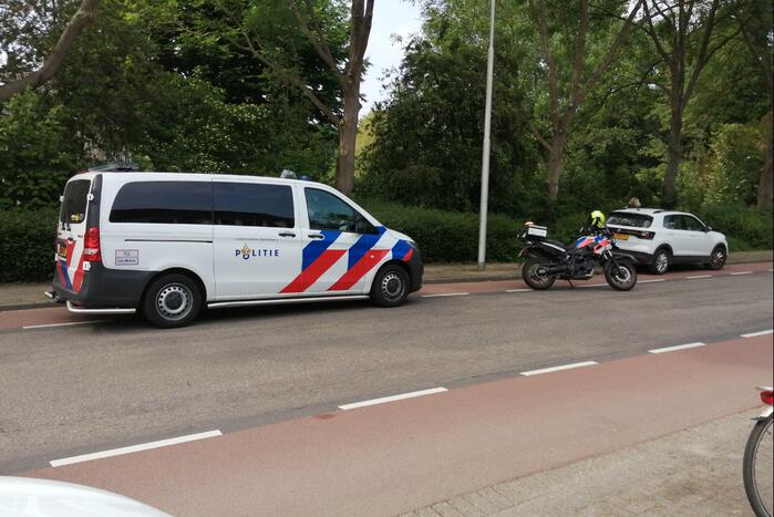 Moeder en kind vallen met fiets