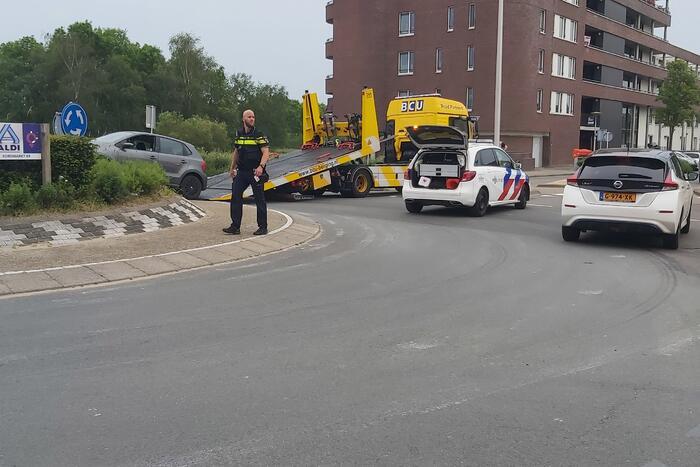 Automobilist rijdt met auto de rotonde op