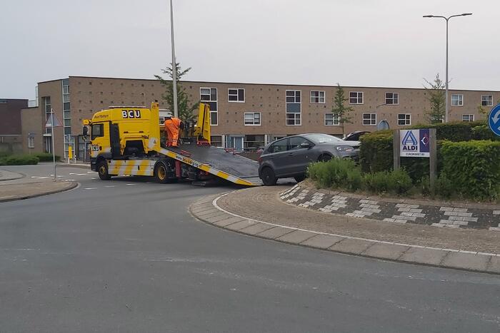 Automobilist rijdt met auto de rotonde op