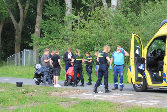 Scooterrijder botst op personenauto