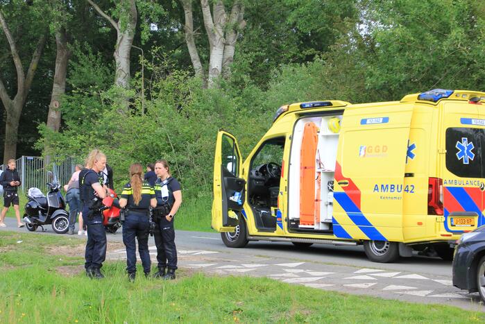 Scooterrijder botst op personenauto