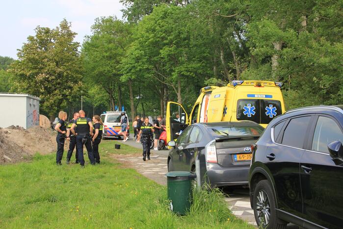 Scooterrijder botst op personenauto