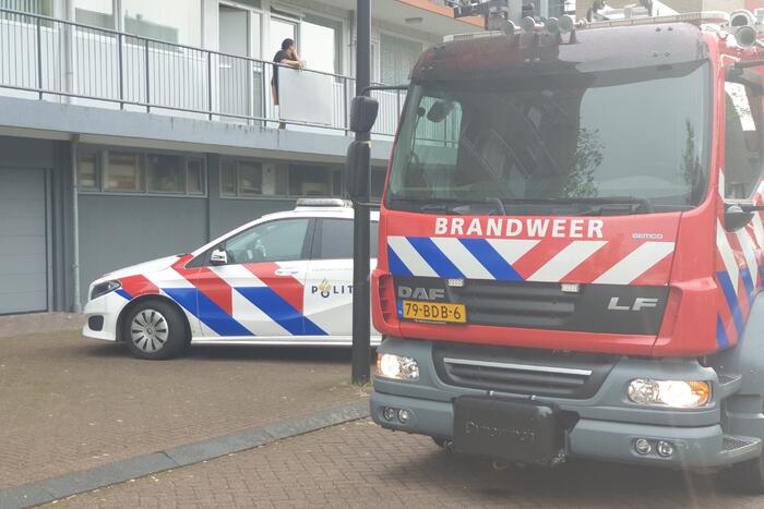 Brandweer blust brandende wasdroger in appartement