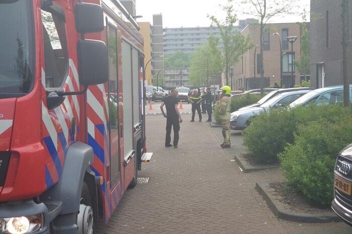 Brandweer blust brandende wasdroger in appartement
