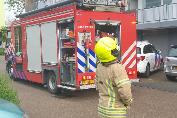 Brandweer blust brandende wasdroger in appartement