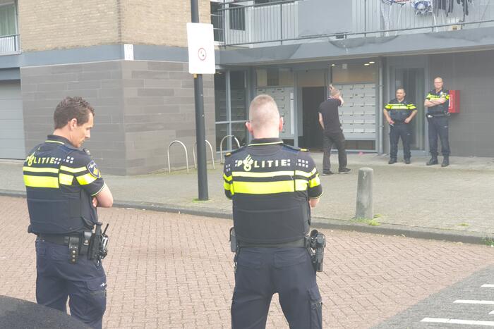 Brandweer blust brandende wasdroger in appartement