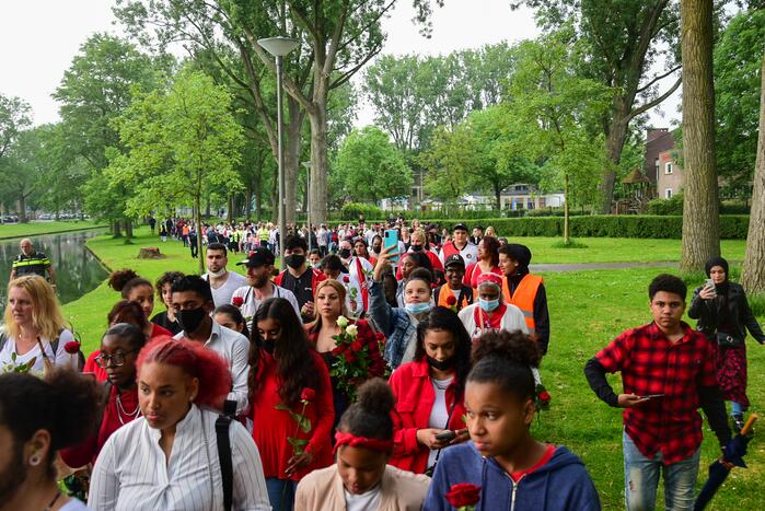 Stille tocht voor doodgestoken 17-jarige jongen