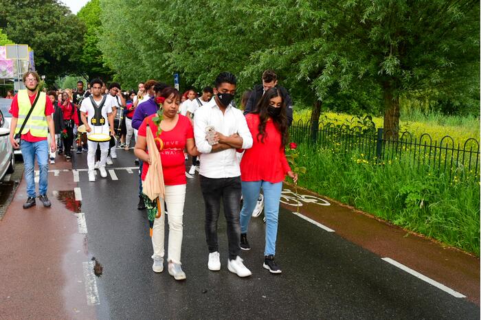 Stille tocht voor doodgestoken 17-jarige jongen