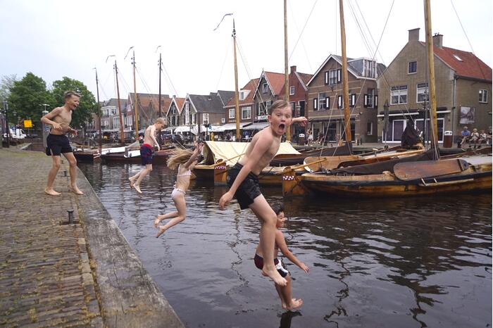 Bommetje tussen de historische schepen in Museumhaven