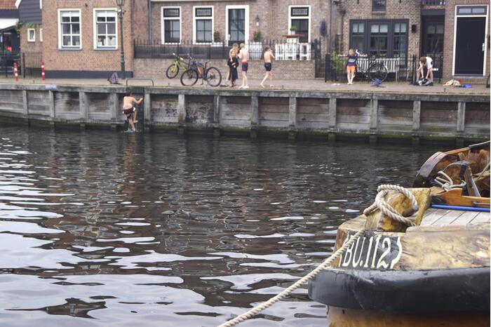 Bommetje tussen de historische schepen in Museumhaven