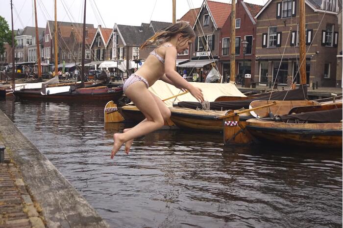 Bommetje tussen de historische schepen in Museumhaven