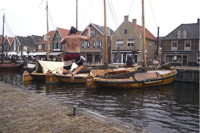Bommetje tussen de historische schepen in Museumhaven
