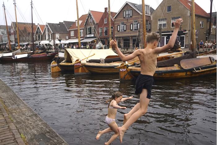 Bommetje tussen de historische schepen in Museumhaven