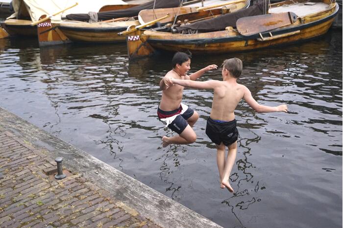 Bommetje tussen de historische schepen in Museumhaven