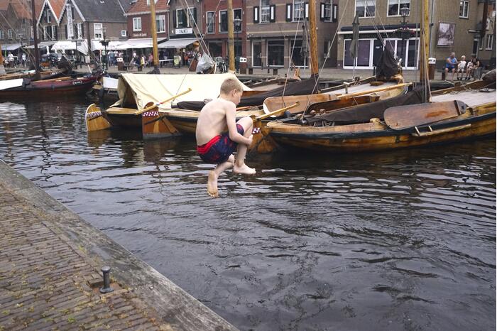 Bommetje tussen de historische schepen in Museumhaven