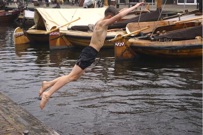 Bommetje tussen de historische schepen in Museumhaven