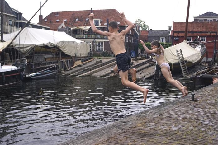 Bommetje tussen de historische schepen in Museumhaven
