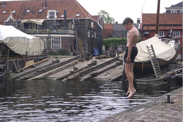 Bommetje tussen de historische schepen in Museumhaven