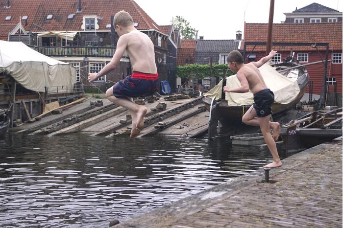 Bommetje tussen de historische schepen in Museumhaven