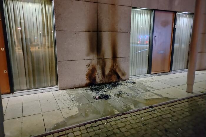 Karton vat vlam tegen woning