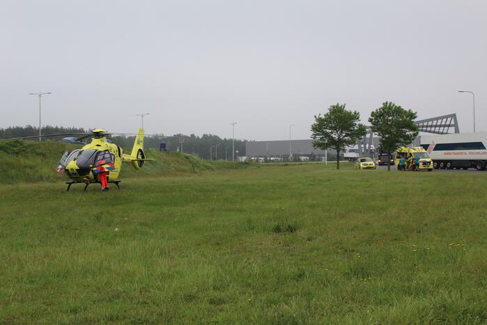 Traumahelikopter landt voor ongeval op rotonde