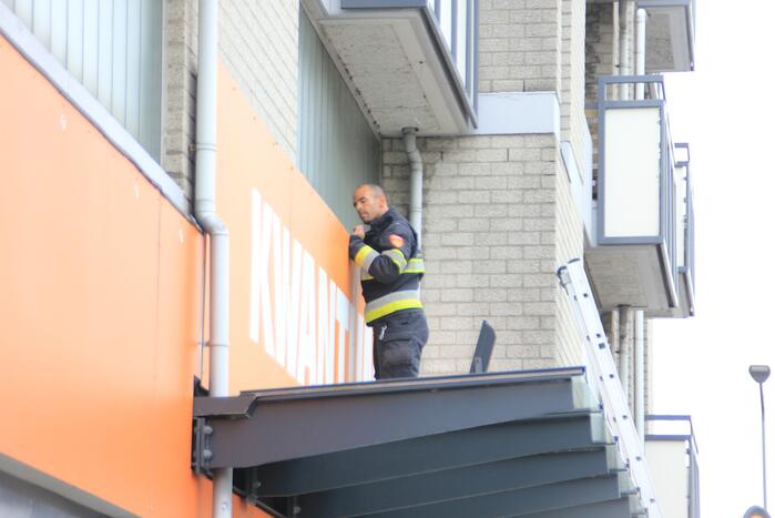 Brandweer bevrijdt twee duiven achter bord van kwantum