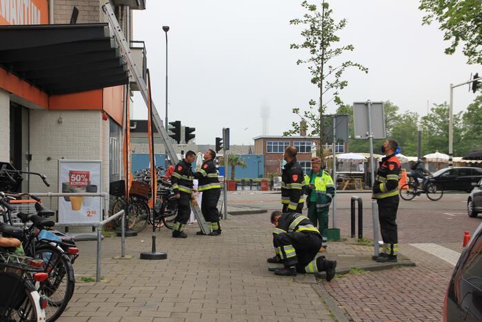 Brandweer bevrijdt twee duiven achter bord van kwantum
