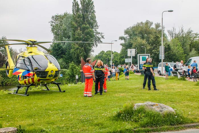 Fietser zwaargewond door botsing met bestelbus
