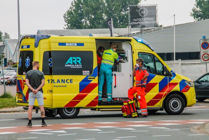 Fietser zwaargewond door botsing met bestelbus