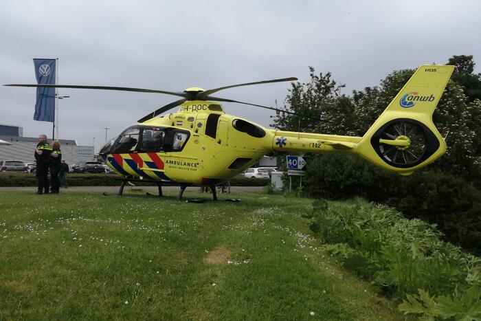 Fietser zwaargewond door botsing met bestelbus