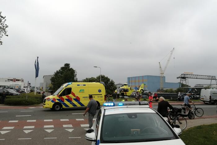 Fietser zwaargewond door botsing met bestelbus