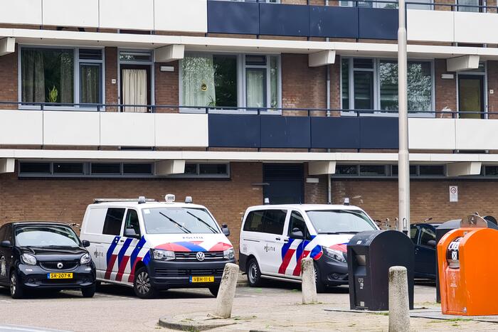 Politie forceert woning en doet onderzoek