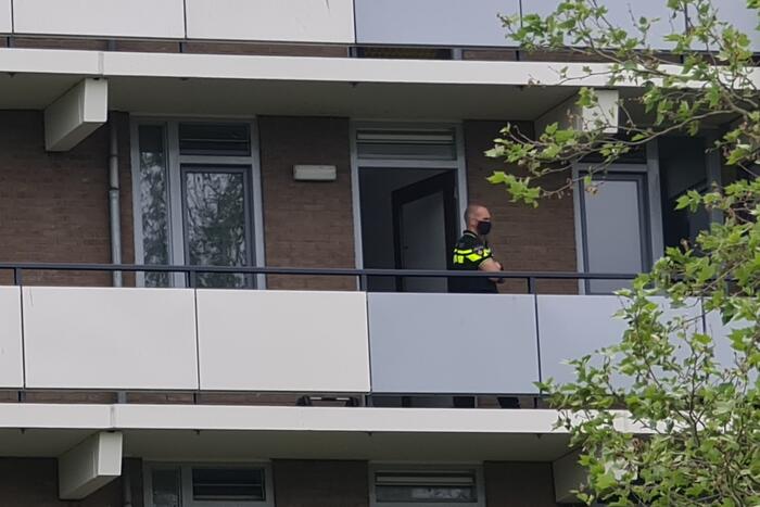 Politie forceert woning en doet onderzoek