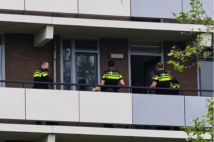 Politie forceert woning en doet onderzoek