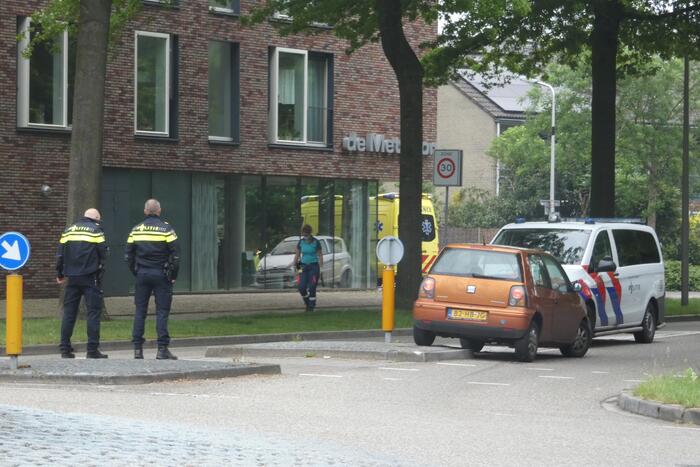 Personenauto heeft lichte schade door botsing tegen stoeprand