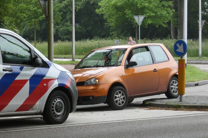 Personenauto heeft lichte schade door botsing tegen stoeprand