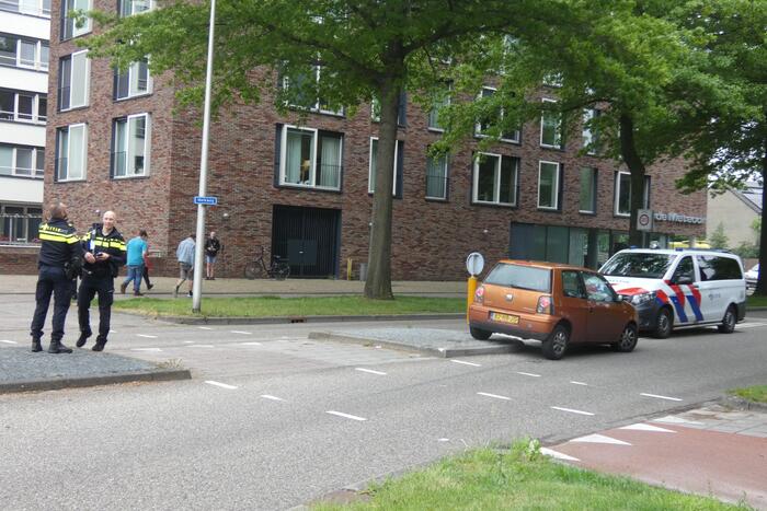 Personenauto heeft lichte schade door botsing tegen stoeprand